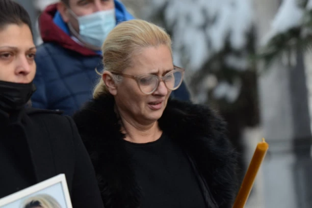 BEBO, OTIŠLA SI... Poslednje reči majke Kike Đukić na groblju RAZARAJU DUŠU! (FOTO)