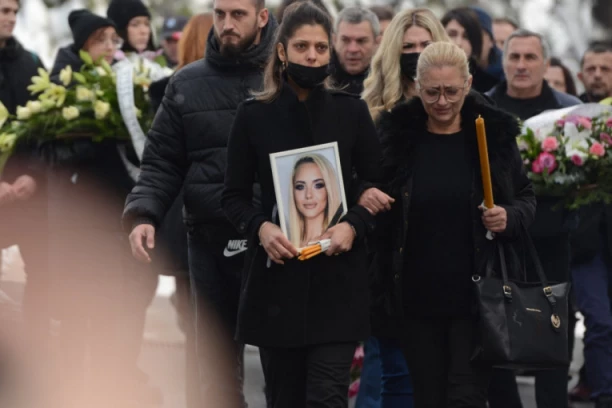 ONESVESTIO JE, PA JE UBRIZGAO NEŠTO U NJU! Jeziva ispovest Kikine majke: Ležala je u čudnom položaju, sigurna sam da je u pitanju NASILNA SMRT!