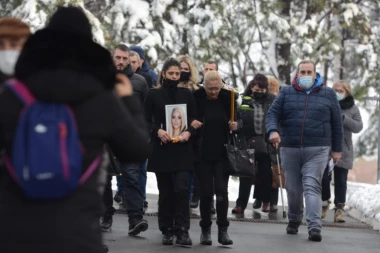 MAJKA KIKE ĐUKIĆ SLOMLJENA BOLOM: Nataša na sahrani ćerke jeca na sav glas, TUGA je rastrzala!