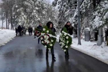 PRETUŽNA SCENA NA LEŠĆU, ODZVANJAJU JECAJI: Kikina sestra i tetka grcaju u suzama! (ViDEO)