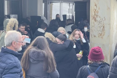 SCENA KOJA LEDI KRV U ŽILAMA: Porodica u SUZAMA pored kovčega svoje MILJENICE! (VIDEO)