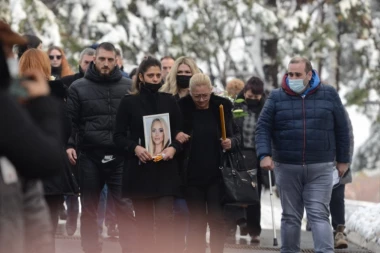 POČELO OPELO KIKE ĐUKIĆ: Sveštenici održavaju poslednju molitvu za jutjuberku (21)!