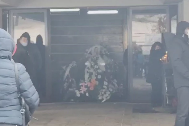 I ONI SE POJAVILI NA SAHRANI KIKE ĐUKIĆ: Majka Nataša BRIZNULA u plač kad ih je videla, PREBLEDELA od ŠOKA! (FOTO)