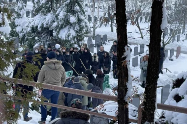 SAHRANJENA KIKA ĐUKIĆ: POTRESNE SCENE na groblju dok se SPUŠTAO KOVČEG! (VIDEO)