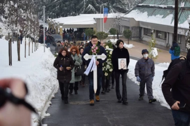 KRISTININA MAJKA U STRAHU I NAKON ĆERKINE SMRTI: Unajmila je OBEZBEĐENJE da prisustvuje sahrani!