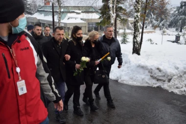 OVO JE SVIMA PROMAKLO NA SAHRANI: Jedan DETALJ je krasio svaki BUKET!(FOTO)