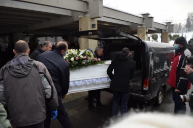 PORUKA NA VENCU ZA KIKU ĐUKIĆ KIDA DUŠU: Rečenica koja će vas naterati na suze! (FOTO)