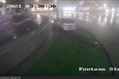 PONOVO INCIDENT NA SLAVIJI: Automobil se zakucao u fontanu, načinjena materijalna šteta