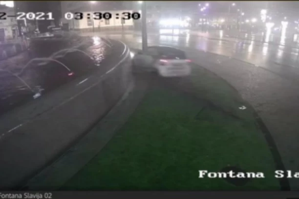 PONOVO INCIDENT NA SLAVIJI: Automobil se zakucao u fontanu, načinjena materijalna šteta