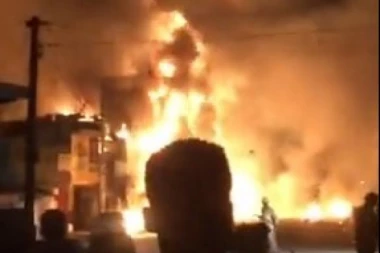 STRAVIČNA EKSPLOZIJA: STRADALO NAJMANJE 53 LJUDI! Gori pola grada, broje se mrtvi! (VIDEO)