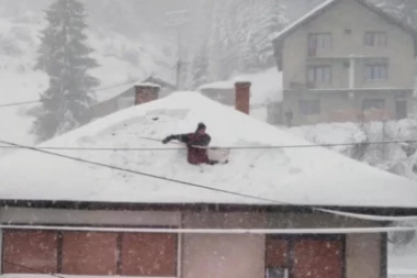 NEVEROVATNA SCENA NA KROVU KUĆE U NOVOJ VAROŠI: Komšije zanemele kad su videli prizor, mislili da je SPAJDERMEN! (FOTO)