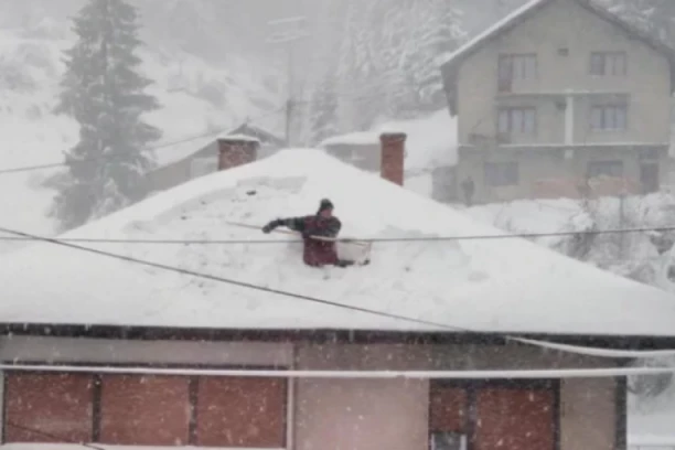 NEVEROVATNA SCENA NA KROVU KUĆE U NOVOJ VAROŠI: Komšije zanemele kad su videli prizor, mislili da je SPAJDERMEN! (FOTO)
