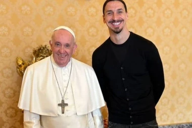 IBRA ODUŠEVIO I PAPU: Ceo svet priča o Zlatanovom POKLONU u Vatikanu (FOTO)