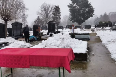 POTRESNE SCENE NA BEŽANIJSKOM GROBLJU: Ovako izgleda Marinkov grob nakon 40 DANA! (FOTO)