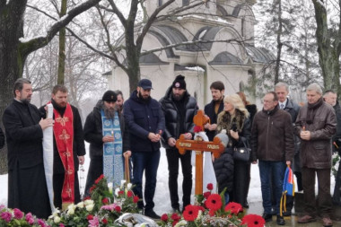 MARINKOVI SINOVI UZ POLUBRATA: Tužan prizor na groblju, niko sa estrade se nije pojavio na pevačevom pomenu!