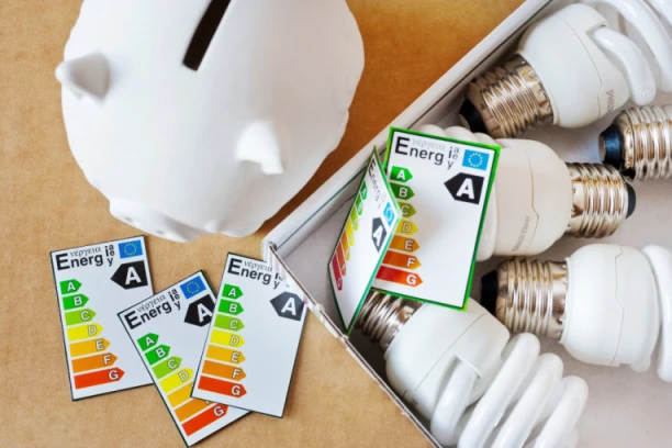 KADA VIDITE OVU NALEPNICU NA UREĐAJU NIKAKO GA NE KUPUJTE: Trgovci lepe nove OZNAKE na kućne aparate, otkrivamo šta znače OBELEŽJA