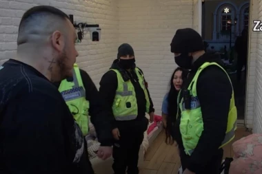 BRUTALNI OKRŠAJ U IZOLACIJI: Maja i Car napravili totalni HAOS, ona NASRNULA na njega - OBEZBEĐNJE ODMAH REAGOVALO! (VIDEO)