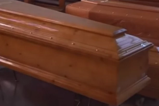 DA SE ČOVEK PREKRSTI! Mrtvog prijatelja izvukli iz sanduka pa ga vozili na motoru uz gromoglasno navijanje! TELO POTOM NALIVALI ALKOHOLOM!