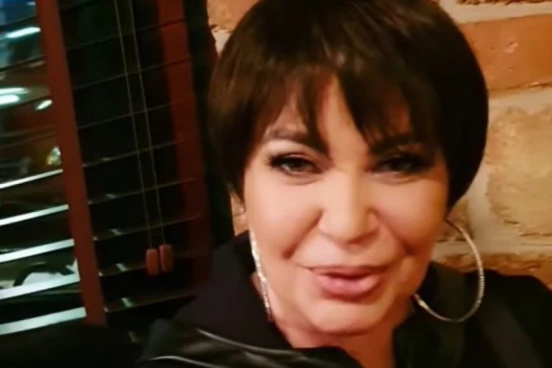 STOJA PO UZORU NA DŽEJ LO: Pevačica otkrila koji deo tela je OSIGURALA! (VIDEO)