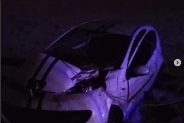 SMRSKAN AUTOMOBIL U NESREĆI KOD ČELAREVA: Vozač snimljen deset minuta ranije kako divlja po putu (VIDEO)