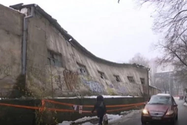 OPASNO! Zid bivše fabrike u Zemunu nakrivljen, samo što se ne obruši (FOTO)