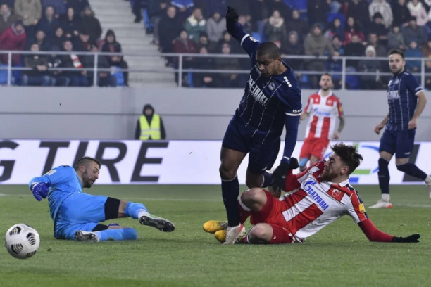 NESVAKIDAŠNJE SCENE TOKOM MEČA TSC CRVENA ZVEZDA: "ULJEZ" u VAR sobi, svi se pitaju ko je on? (FOTO)