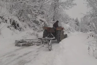 ČETIRI DANA ODSEČENI OD SVETA! Sneg zavejao sela oko Nove Varoši i Ivanjice! LJUDI NE MOGU NI KOD LEKARA!