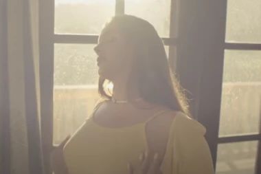 NJEN STAJLING PROGLASILI KATASTROFOM: Poznata pevačica na meti NEGATIVNIH komentara zbog FIZIČKOG IZGLEDA! (FOTO)