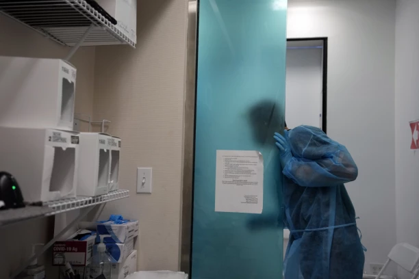 LAŽNI GINEKOLOG PREKO MOBILNOG PREGLEDAO VIŠE OD 400 ŽENA! Strava i užas, pacijentkinje su se snimale i otkrivale mu svoje najintimnije delove tela!