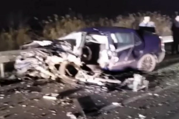 ČUDO KOD BAČKOG PETROVCA: Automobili uništeni u stravičnoj saobraćajki, a svi učesnici preživeli (FOTO)