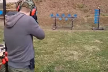 SRPSKI POLITIČAR UZEO PUŠKU U RUKE! Svaki put pogodio je pravo u metu (VIDEO)