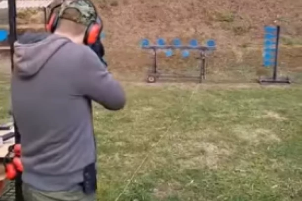 SRPSKI POLITIČAR UZEO PUŠKU U RUKE! Svaki put pogodio je pravo u metu (VIDEO)
