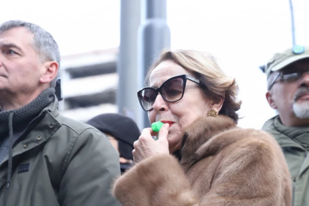 CECA BOJKOVIĆ KRŠI ZAKON, A ZALAŽE SE ZA PRAVA: Glumica usred bela dana uhvaćena u prestupu, a na njoj VRIŠTI BUNDA! (FOTO)