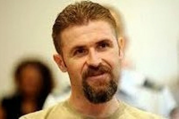 ŠAKOM I KAPOM DELILI POLITIČARIMA PROKLETO ZLATO ZEMUNACA ZBOG KOG SU IZGINULI! Spasojević iz kese vadio koliko je mogao da zahvati - ovako je đavo došao po svoje među redove Zemunskog klana!