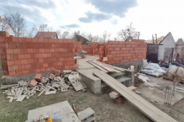 IMAJU SAMO JEDNU ŽELJU! DA DOČEKAJU BOŽIĆ U SVOJOJ KUĆI! Gradi se kuća porodici Milić kojoj je u požaru sravnjeno domaćinstvo