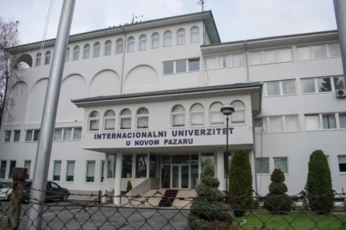 POLICIJA na sve strane! Sukob na INTERNACIONALNOM UNIVERZITETU MUAMERA ZUKORLIĆA!