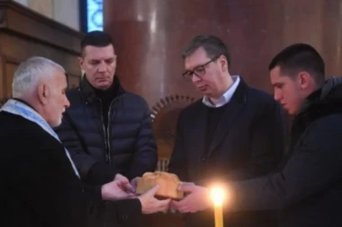 VUČIĆ U CRKVI SA BRATOM I SINOM: Srećna slava svima koji slave Svetog Nikolu (FOTO)