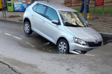 NEVEROVATNA SCENA U SMEDEREVU: Otvorio se asfalt, automobil upao u RUPČAGU! (FOTO)