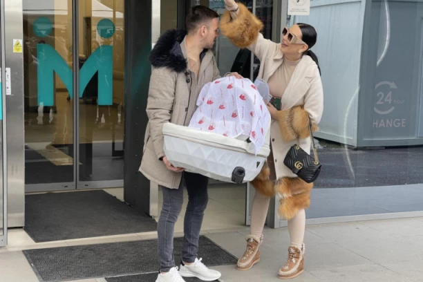 KAĆA GRUJIĆ IZAŠLA IZ PORODILIŠTA SA KATJOM I GOBELJOM: Otkrila sve detalje o porođaju! (VIDEO)