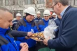 PREDSEDNIK VUČIĆ DONEO POSNE KOLAČE RUDARIMA! Angelina spremila posluženje za slavu i poslala vrednim radnicima! (VIDEO)