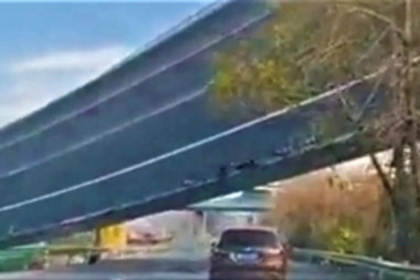 TERRIBLE ACCIDENT IN CHINA: Bridge collapses on highway, there people are dead (VIDEO)