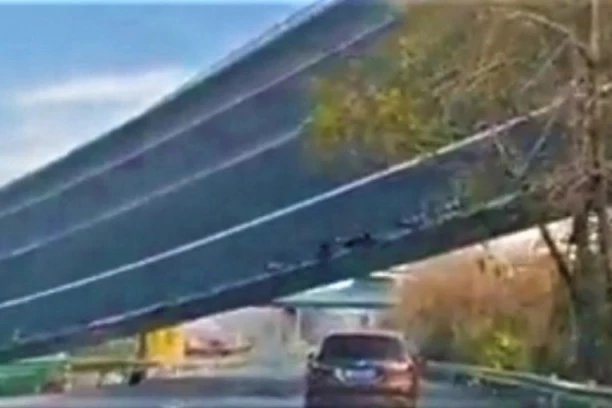 TERRIBLE ACCIDENT IN CHINA: Bridge collapses on highway, there people are dead (VIDEO)