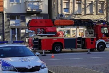 POZNATI JUTJUBER IZ NOVOG SADA PRETI DA ĆE SE UBITI: Iz zabarikadiranog stana provocira pregovarače!