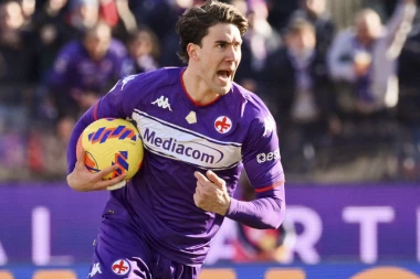 SRBIN NAJBOLJI U ISTORIJI SERIJE A: Fiorentina IZBOKSOVALA remi sa Sasuolom, Birađi pokvario Vlahovićevo slavlje!