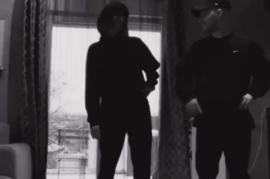 PEVAČICA NE SKIDA RUKE SA NJEGA: Sara Jo pokazala NOVOG DEČKA! (FOTO)