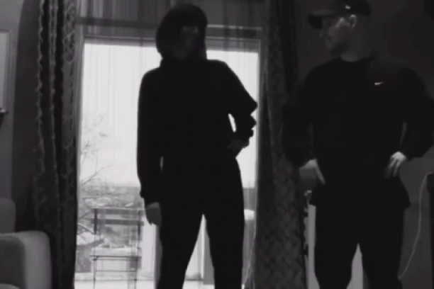 PEVAČICA NE SKIDA RUKE SA NJEGA: Sara Jo pokazala NOVOG DEČKA! (FOTO)