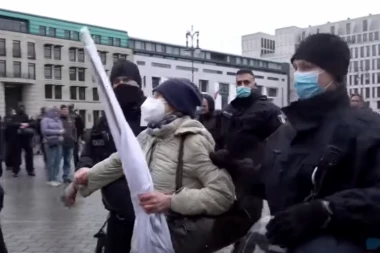 DA JE OVAKO U SRBIJI DIGLA BI SE KUKA I MOTIKA: Pogledajte kako hapsi nemačka policija - PRIVOĐENJA ZBOG IZGOVORENE REČI (VIDEO)