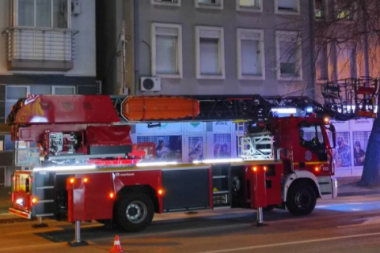 POŽAR U BELVILU: Vatra buknula na petom spratu zgrade