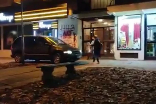 BAHATO PONAŠANJE U BULEVARU! Vozio trotoarom tik uz ulaze u zgrade, pa vikao na majku sa detetom jer mu se našla na putu!