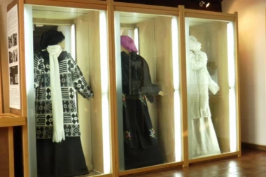 DŽEMPER IZ SIROGOJNA STIGAO DO KRALJICE ELIZABETE: Ručno pleteni odevni komadi pravi HIT U SVETU! (FOTO)